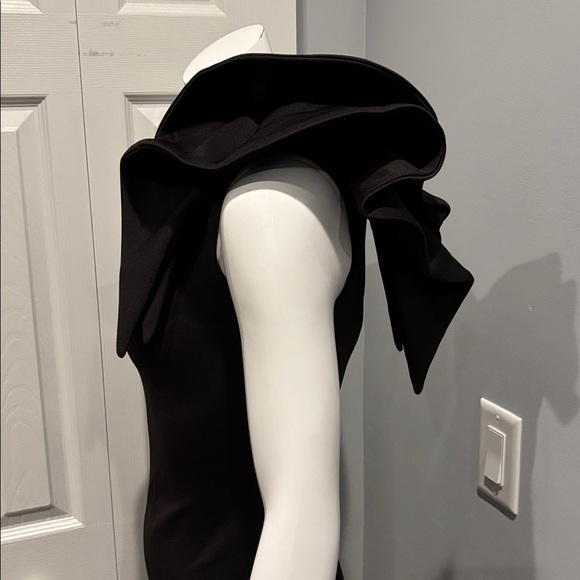 NWOT Betsy & Adam “Daisy” one shoulder ruffle gown - Picture 10 of 14